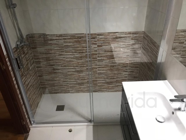 medio Tableta Digital Cambiar bañera por plato de ducha en el centro de Madrid, barrio de  Salamanca